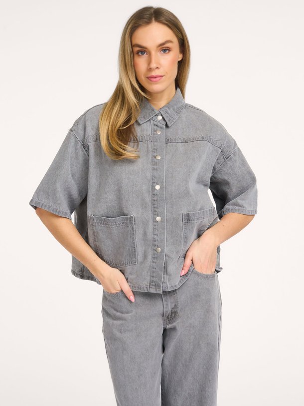 Ontdek de Melissa denim overshirt van Sofie Schnoor in de kleur Grijs bij Orangebag. Op werkdagen voor 21:45 besteld, morgen in huis.