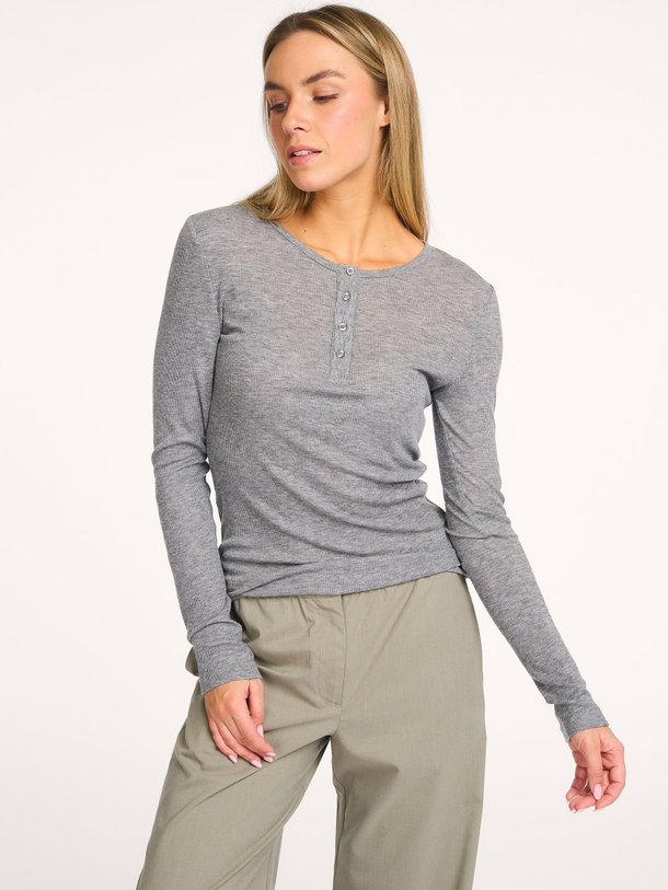 Ontdek de Sadodo lyocell/wolmix longsleeve van Samsoe Samsoe in de kleur Grijs bij Orangebag. Op werkdagen voor 21:45 besteld, morgen in huis.