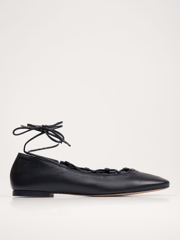 Ontdek de Pina lederen ballerina's van Sessun in de kleur zwart bij Orangebag. Op werkdagen voor 21:45 besteld, morgen in huis.