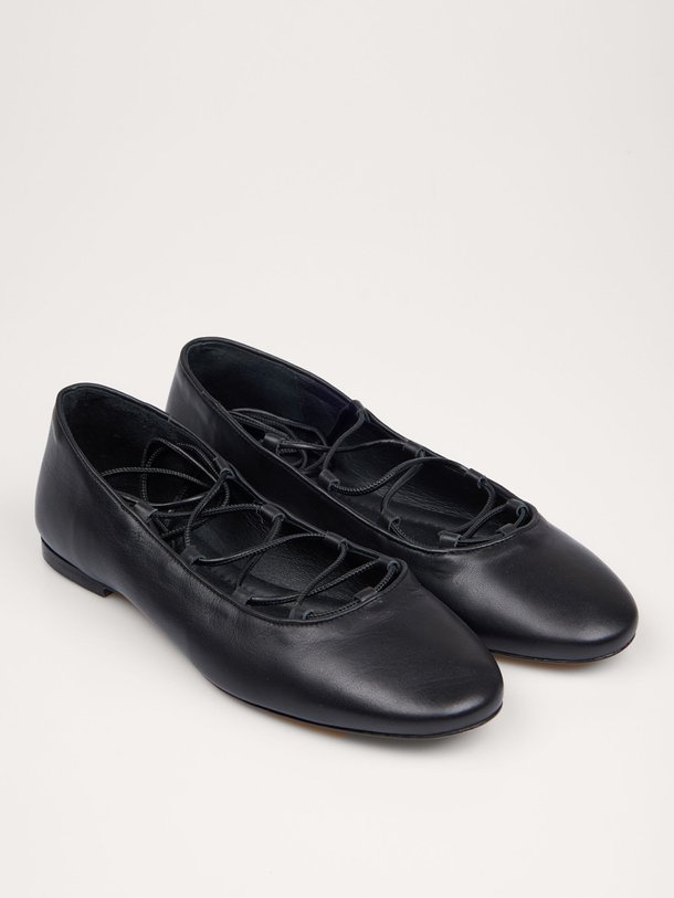 Ontdek de Pina lederen ballerina's van Sessun in de kleur zwart bij Orangebag. Op werkdagen voor 21:45 besteld, morgen in huis.
