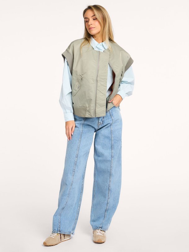 Ontdek de Hiroki geweven bodywarmer van Bellerose in de kleur Groen bij Orangebag. Op werkdagen voor 21:45 besteld, morgen in huis.