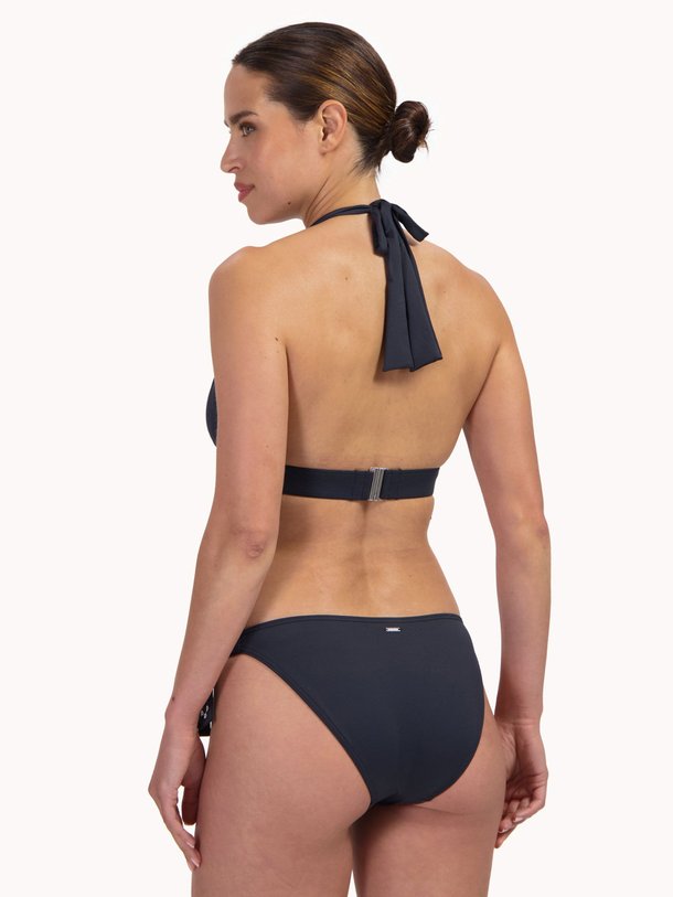 Ontdek de Beauté low waist bikinislip van Cyell in de kleur Zwart bij Orangebag. Op werkdagen voor 21:45 besteld, morgen in huis.