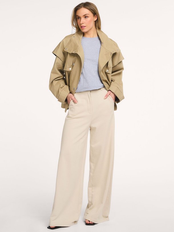 Ontdek de Chelia katoenmix broek van Club L`avenir in de kleur Beige bij Orangebag. Op werkdagen voor 21:45 besteld, morgen in huis.