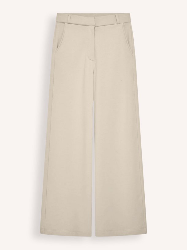 Ontdek de Chelia katoenmix broek van Club L`avenir in de kleur Beige bij Orangebag. Op werkdagen voor 21:45 besteld, morgen in huis.
