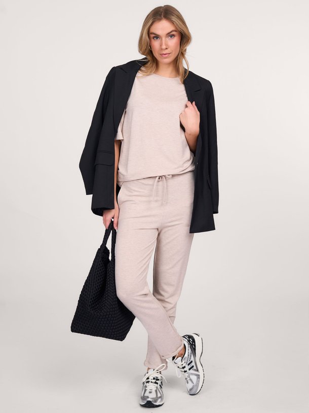 Ontdek de M003 Viscosemix gemêleerde joggingbroek van Majestic Filatures in de kleur ecru bij Orangebag. Op werkdagen voor 21:45 besteld, morgen in huis.