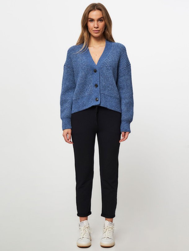 Ontdek de Daphne M003 viscosemix joggingbroek van Majestic Filatures in de kleur donkerblauw bij Orangebag. Op werkdagen voor 21:45 besteld, morgen in huis.