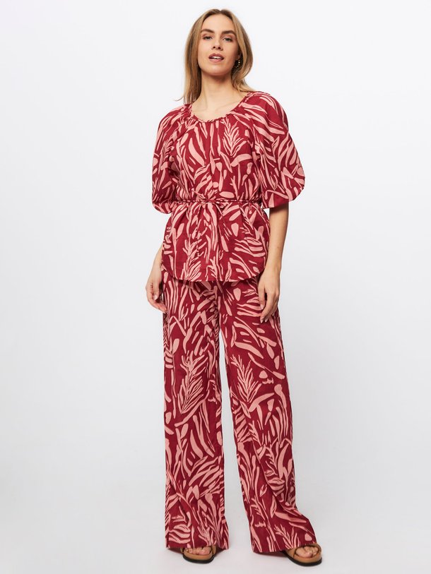 Ontdek de Jenny katoenen broek met print van Poppy Field in de kleur bordeauxrood bij Orangebag. Op werkdagen voor 21:45 besteld, morgen in huis.