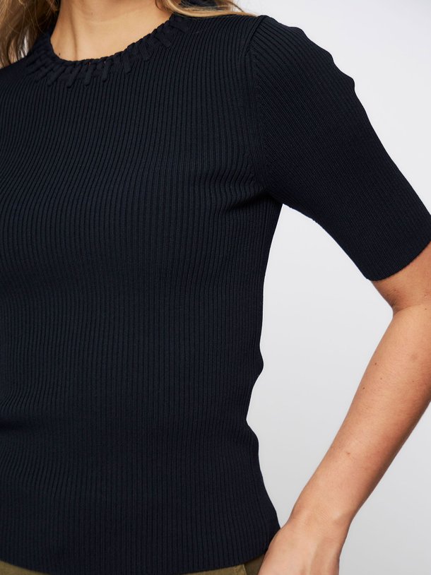 Ontdek de Tami viscosemix rib top van ba-sh in de kleur donkerblauw bij Orangebag. Op werkdagen voor 21:45 besteld, morgen in huis.