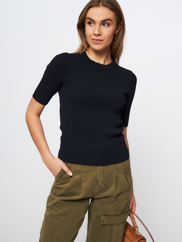 Ontdek de Tami viscosemix rib top van ba-sh in de kleur donkerblauw bij Orangebag. Op werkdagen voor 21:45 besteld, morgen in huis.