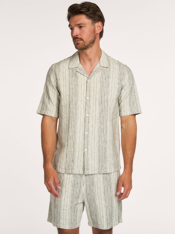 Ontdek de OSCAR AX SHIRT 14749 van Samsoe Samsoe bij Orangebag. Op werkdagen voor 21:45 besteld, morgen in huis.