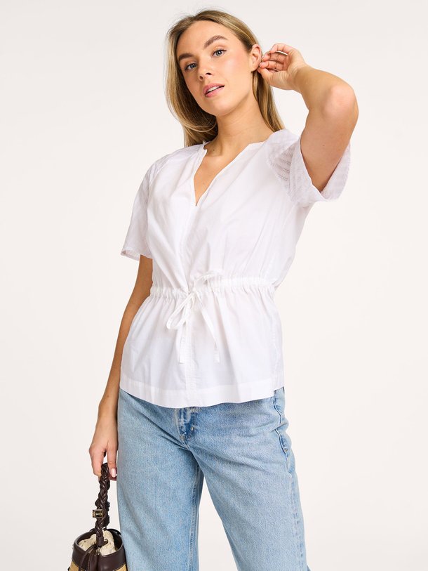 Ontdek de Satoma organic cotton top van Samsoe Samsoe in de kleur wit bij Orangebag. Op werkdagen voor 21:45 besteld, morgen in huis.