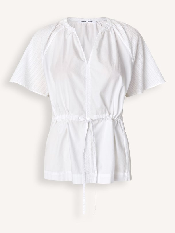 Ontdek de Satoma organic cotton top van Samsoe Samsoe in de kleur wit bij Orangebag. Op werkdagen voor 21:45 besteld, morgen in huis.