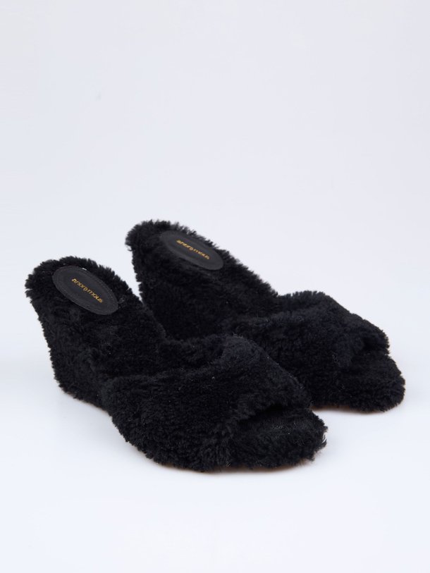 Anonymous Copenhagen Gwen - Lederen Teddy Muiltjes - Zwart Ontdek de Gwen lederen teddy muiltjes van Anonymous Copenhagen in de kleur zwart bij Orangebag. Op werkdagen voor 21:45 besteld, morgen in huis.