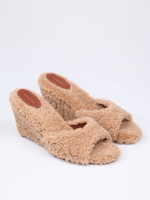 Anonymous Copenhagen Gwen - Lederen Teddy Muiltjes - Zand Ontdek de Gwen lederen teddy muiltjes van Anonymous Copenhagen in de kleur zand bij Orangebag. Op werkdagen voor 21:45 besteld, morgen in huis.