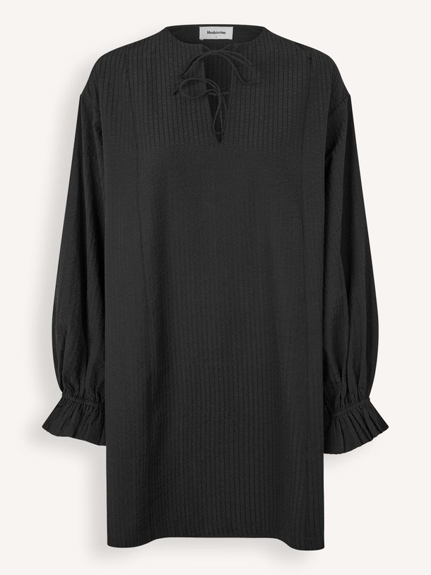 Ontdek de Ursa katoenmix jurk met strepen van Modstrom in de kleur Zwart bij Orangebag. Op werkdagen voor 21:45 besteld, morgen in huis.