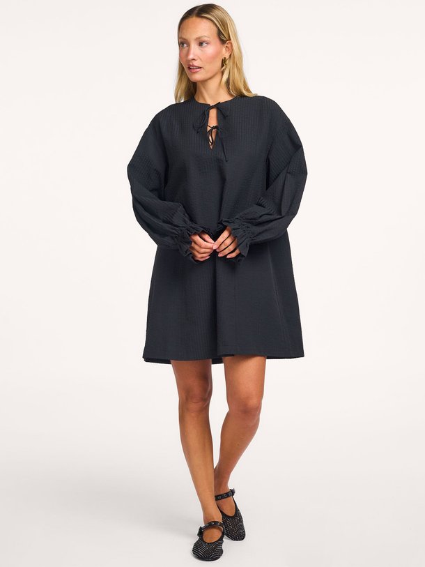 Ontdek de Ursa katoenmix jurk met strepen van Modstrom in de kleur Zwart bij Orangebag. Op werkdagen voor 21:45 besteld, morgen in huis.