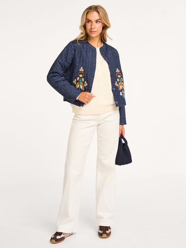 Ontdek de Emilia viscose jasje met borduursel van Lollys Laundry in de kleur donkerblauw bij Orangebag. Op werkdagen voor 21:45 besteld, morgen in huis.
