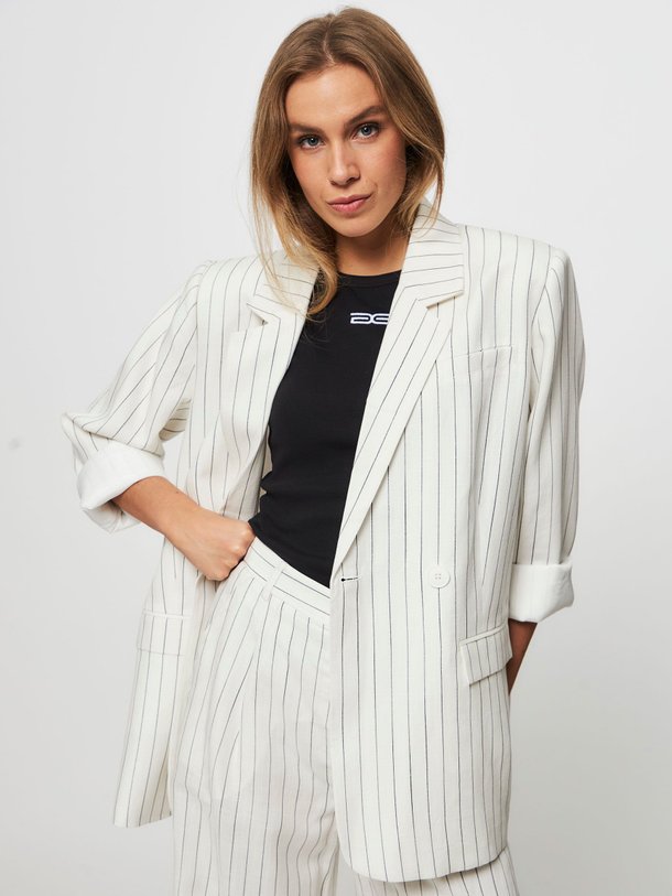 Ontdek de Liza lyocell/linnenmix blazer met krijtstreep van Gestuz in de kleur off-white bij Orangebag. Op werkdagen voor 21:45 besteld, morgen in huis.