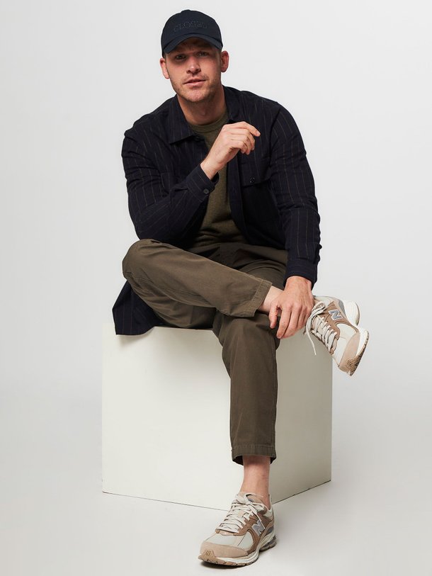 Ontdek de Malte katoenen overhemd met gestreept dessin van Mads Norgaard Men in de kleur donkerblauw bij Orangebag. Op werkdagen voor 21:45 besteld, morgen in huis.