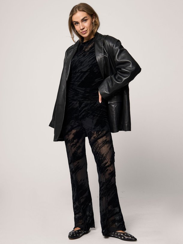 Ontdek de Flikka geweven mesh flared legging van Gestuz in de kleur zwart bij Orangebag. Op werkdagen voor 21:45 besteld, morgen in huis.