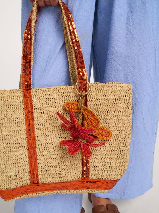 Ontdek de Lys raffia bag charm van Vanessa Bruno in de kleur Oranje bij Orangebag. Op werkdagen voor 21:45 besteld, morgen in huis.