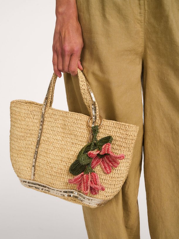 Ontdek de Lys raffia bag charm van Vanessa Bruno in de kleur Roze bij Orangebag. Op werkdagen voor 21:45 besteld, morgen in huis.