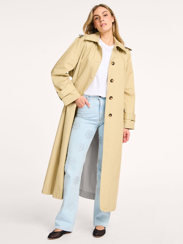 Ontdek de Amber katoenen trenchcoat van Alter Ego in de kleur zand bij Orangebag. Op werkdagen voor 21:45 besteld, morgen in huis.