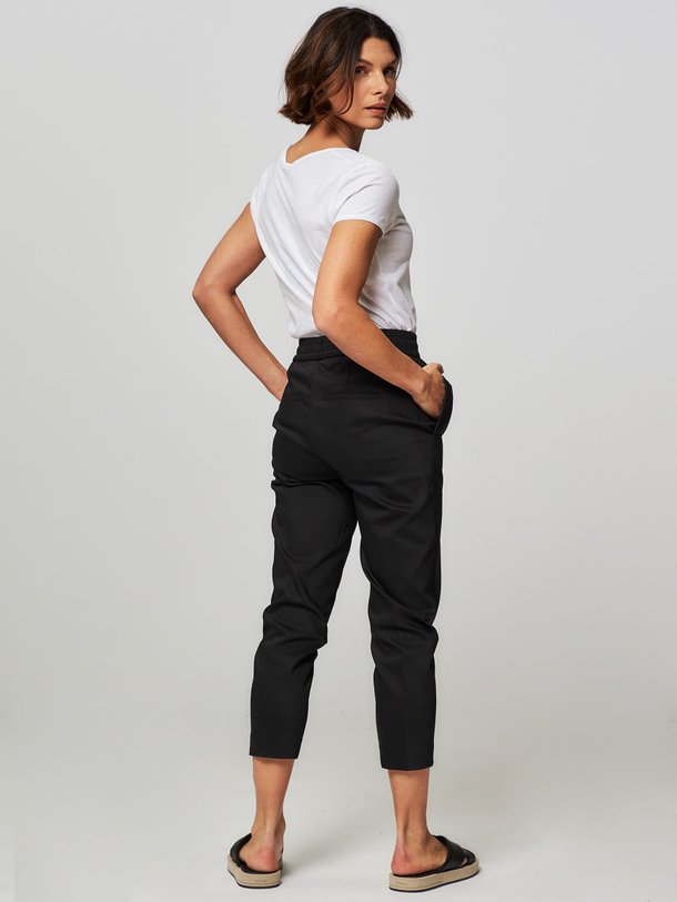 Ontdek de Level katoenstretch pantalon van Drykorn in de kleur zwart bij Orangebag. Op werkdagen voor 21:45 besteld, morgen in huis.