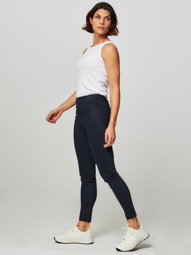 Ontdek de Winch katoenstretch pantalon van Drykorn in de kleur donkerblauw bij Orangebag. Op werkdagen voor 21:45 besteld, morgen in huis.