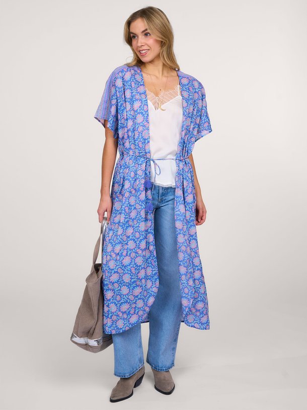 Ontdek de Chill organic cotton kimono met print van Louise Misha in de kleur blauw bij Orangebag. Op werkdagen voor 21:45 besteld, morgen in huis.