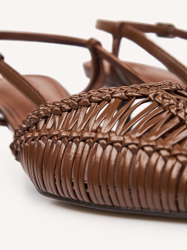Ontdek de Kathryn gevlochten slingbacks van Toral in de kleur Donkerbruin bij Orangebag. Op werkdagen voor 21:45 besteld, morgen in huis.