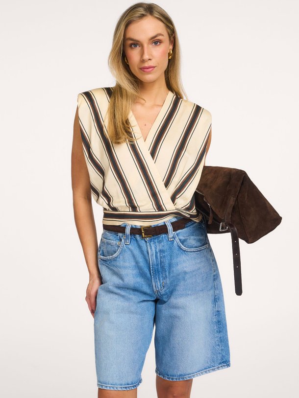 Ontdek de Loane viscose/linnenmix overslag blouse van Suncoo in de kleur Crème bij Orangebag. Op werkdagen voor 21:45 besteld, morgen in huis.