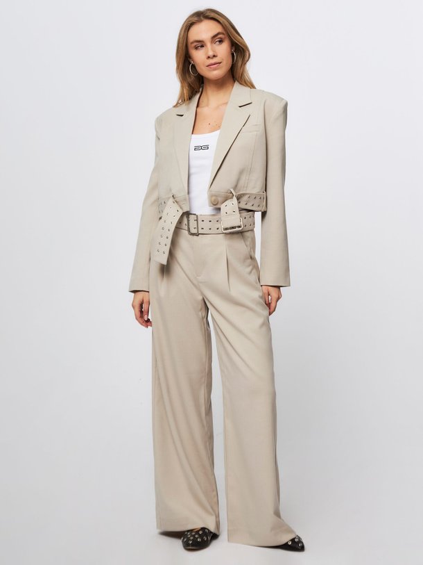 Ontdek de Editha viscosemix cropped blazer van Gestuz in de kleur zand bij Orangebag. Op werkdagen voor 21:45 besteld, morgen in huis.