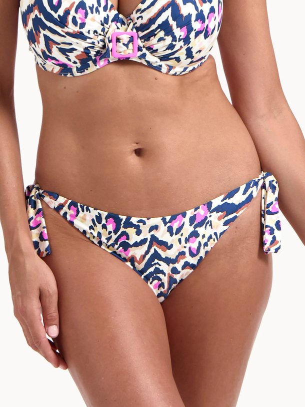 Ontdek de Wildlife low waist bikinislip van Cyell in de kleur donkerblauw bij Orangebag. Op werkdagen voor 21:45 besteld, morgen in huis.