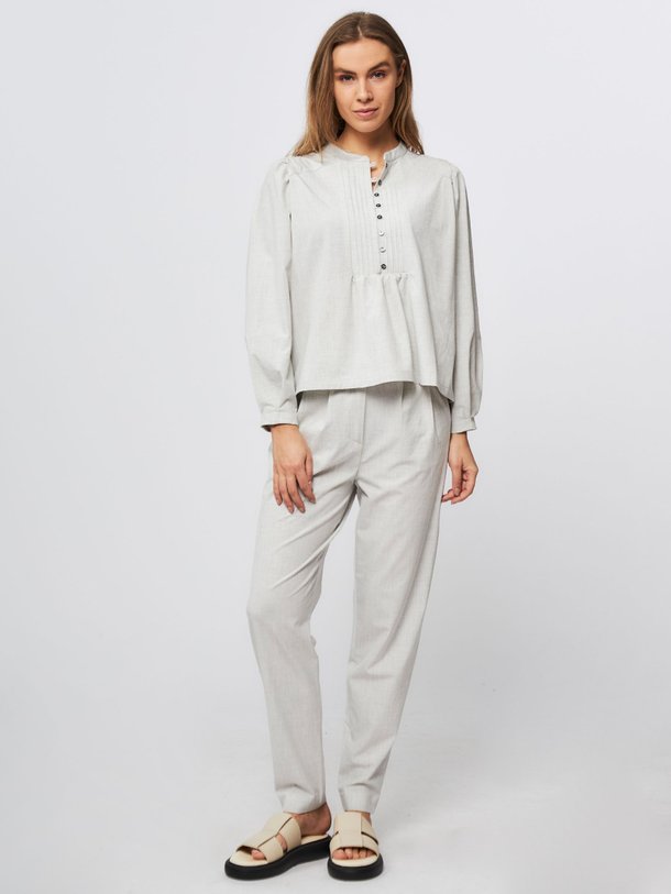 Ontdek de Ravan viscosemix gemêleerde pantalon van Ruby Tuesday in de kleur lichtgrijs bij Orangebag. Op werkdagen voor 21:45 besteld, morgen in huis.