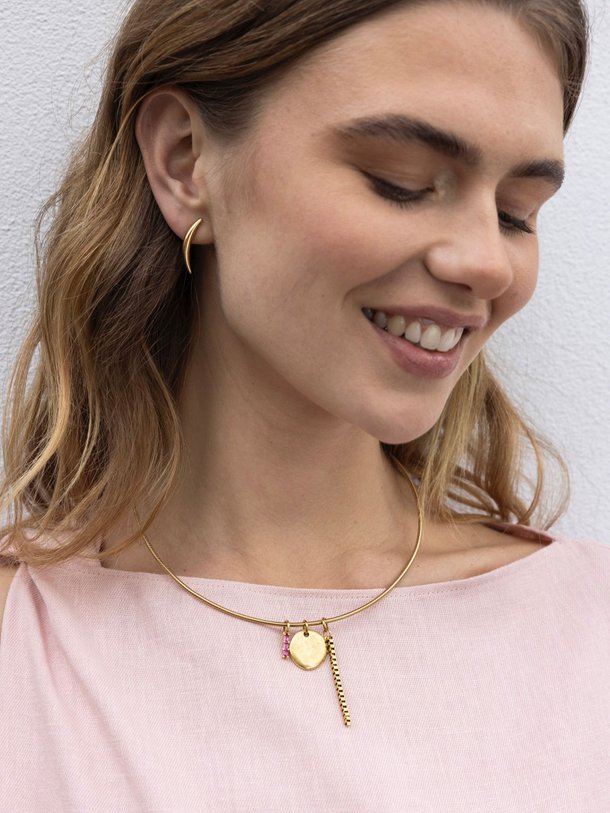 Ontdek de Vergulde choker met bedels van Ellen Beekmans in de kleur goudkleur bij Orangebag. Op werkdagen voor 21:45 besteld, morgen in huis.