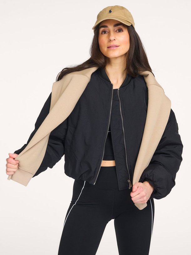 Ontdek de Lee geweven bomberjack van The Lola Club in de kleur Zwart bij Orangebag. Op werkdagen voor 21:45 besteld, morgen in huis.