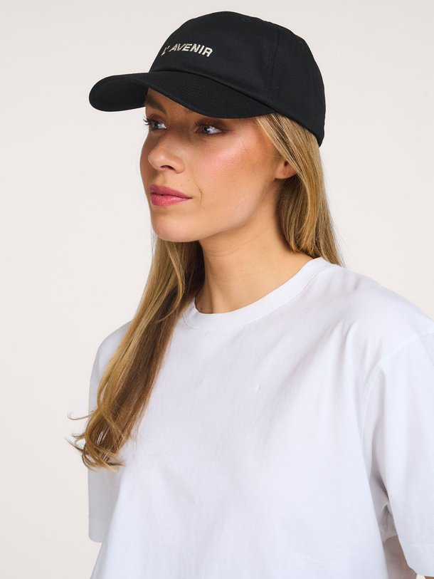 Ontdek de Amor katoenen logo pet van Club L`avenir in de kleur Zwart bij Orangebag. Op werkdagen voor 21:45 besteld, morgen in huis.