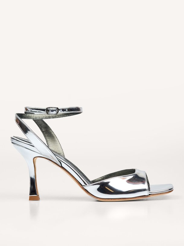 Ontdek de Dial Drunk lederen metallic sandalen van Rotue in de kleur Zilverkleur bij Orangebag. Op werkdagen voor 21:45 besteld, morgen in huis.