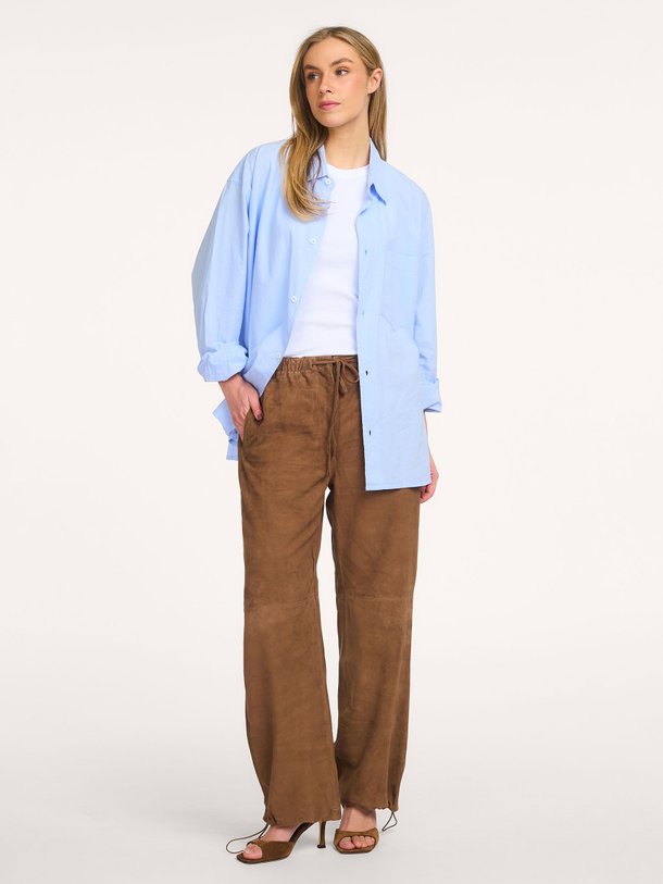 Ontdek de Ruby suède broek van Alter Ego in de kleur Donkerbruin bij Orangebag. Op werkdagen voor 21:45 besteld, morgen in huis.