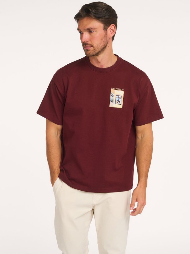 Ontdek de Katoenen T-shirt van Ange Projects in de kleur Bordeauxrood bij Orangebag. Op werkdagen voor 21:45 besteld, morgen in huis.