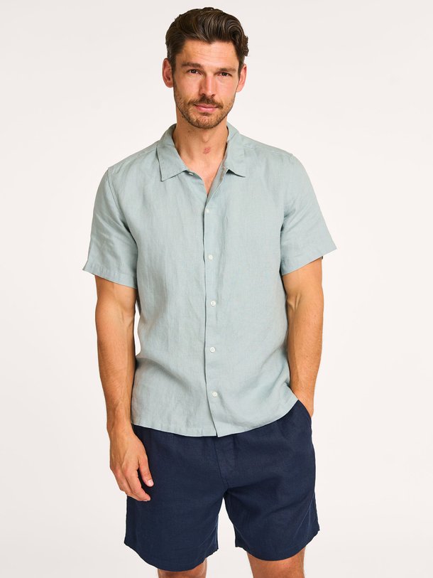 Ontdek de Saavan linnen overhemd van Samsoe Samsoe in de kleur grijsblauw bij Orangebag. Op werkdagen voor 21:45 besteld, morgen in huis.