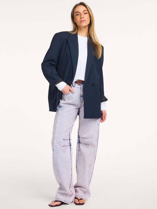 Ontdek de Drew mid waist barrel fit jeans van Haute L'Amitié in de kleur Lichtroze bij Orangebag. Op werkdagen voor 21:45 besteld, morgen in huis.