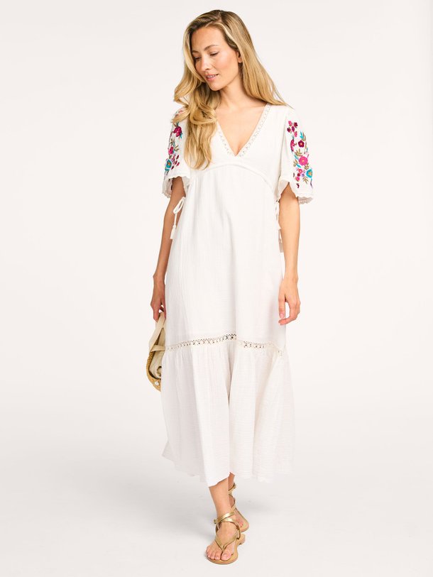 Ontdek de Balina organic cotton maxi jurk van Louise Misha in de kleur wit bij Orangebag. Op werkdagen voor 21:45 besteld, morgen in huis.