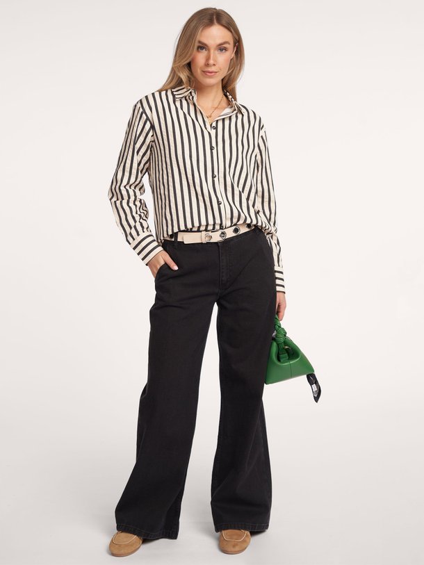 Ontdek de Azzi low waist wide leg non-stretch jeans van Sofie Schnoor in de kleur zwart bij Orangebag. Op werkdagen voor 21:45 besteld, morgen in huis.