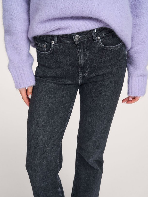 Ontdek de Salella mid waist flared fit jeans van Samsoe Samsoe in de kleur Donkergrijs bij Orangebag. Op werkdagen voor 21:45 besteld, morgen in huis.