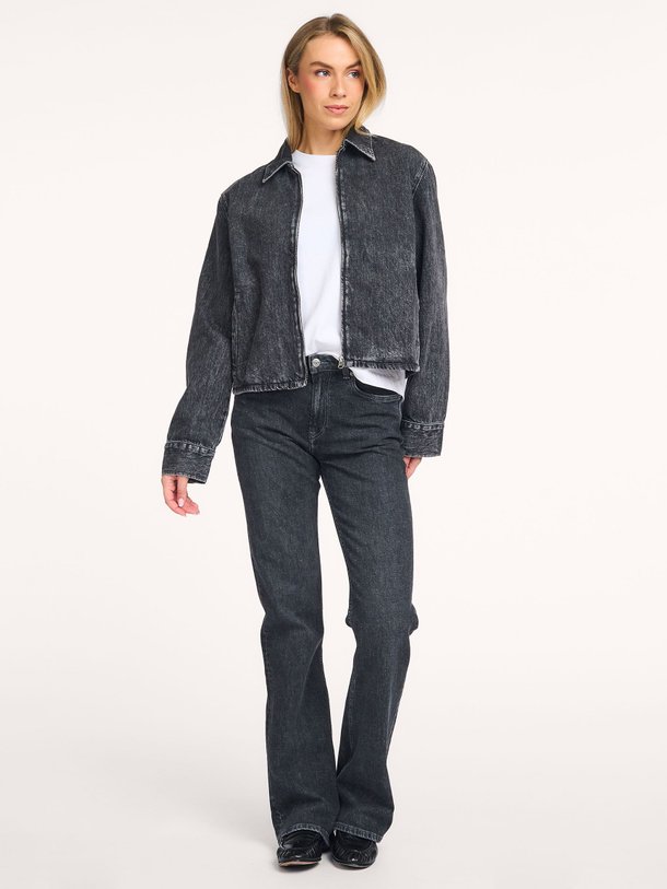Ontdek de Salella mid waist flared fit jeans van Samsoe Samsoe in de kleur Donkergrijs bij Orangebag. Op werkdagen voor 21:45 besteld, morgen in huis.