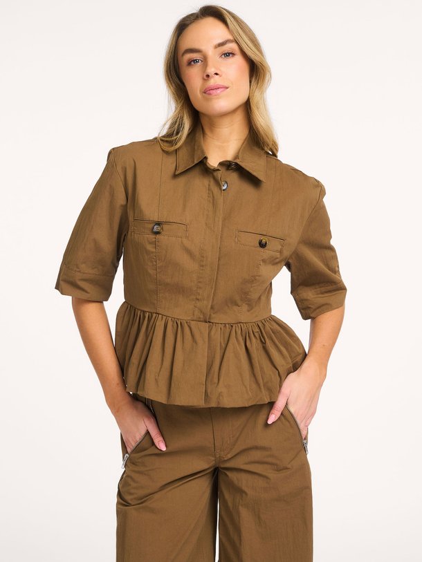 Ontdek de Zandaya katoenmix blouse van Gestuz in de kleur Groen/bruin bij Orangebag. Op werkdagen voor 21:45 besteld, morgen in huis.