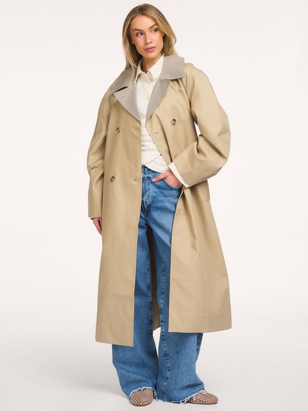Ontdek de Cari katoenen trenchcoat van Club L`avenir in de kleur Zand bij Orangebag. Op werkdagen voor 21:45 besteld, morgen in huis.