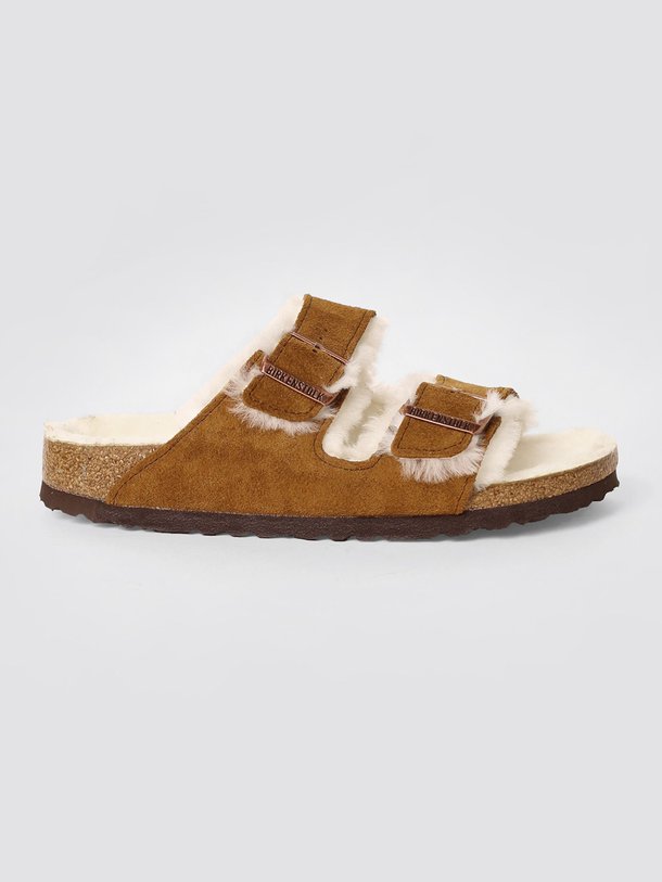 Ontdek de Arizona Shearling suède big buckle slippers van Birkenstock in de kleur cognac bij Orangebag. Op werkdagen voor 21:45 besteld, morgen in huis.